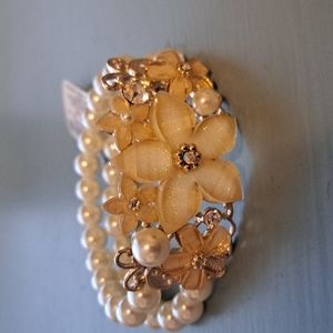 NWT beautiful pearl bracelet with sparkly flowers.